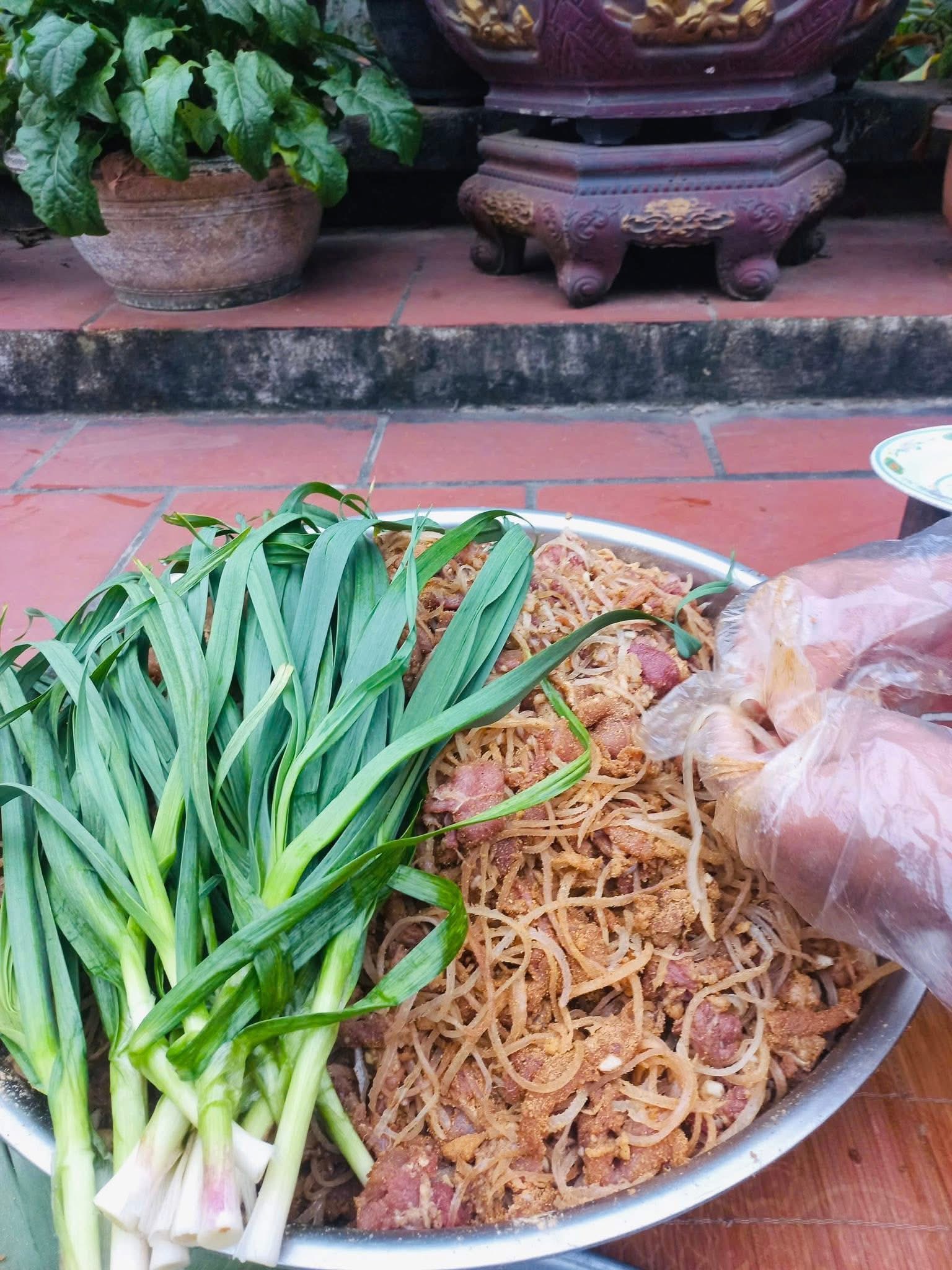 Cách thưởng thức nem nướng Thanh Hóa